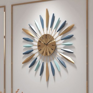 Horloge murale de luxe en métal noir et or de grande taille avec un design de cadran ouvert de style romain pour salon moderne - Product Image 4