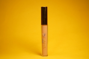 Crema Correctora Glam FLAT, Maquillaje Facial para Eliminar Imperfecciones, para Todo Tipo de Piel, Fórmula en Envase, Cruelty-Free - Product Image 1
