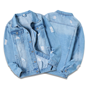 Veste en jean bleu clair pour homme, col rabattu décontracté, coupe classique, coton délavé, détails troués, style printemps - Product Image 6