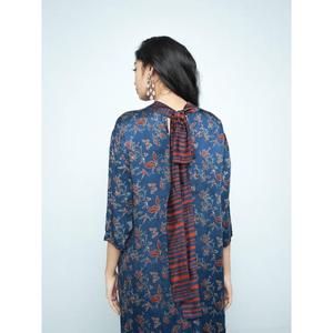 Vestido de corte asimétrico en modal con estampado Fluttergarden, diseñado con mangas ¾, parte inferior fluida y suave, y detalle de lazo en la espalda. - Product Image 4
