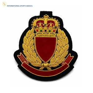 Badges brodés personnalisés haut de gamme pour uniformes – Motifs détaillés en fil doré, broderie haute densité, accessoires décoratifs pour vêtements - Product Image 1