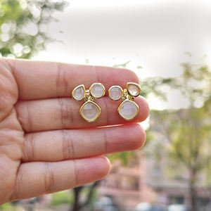 Boucles d'oreilles clous fantaisie en laiton plaqué or 18 carats avec triple pierre de lune blanche taillée en losange, accessoires pour femmes, vente en gros - Product Image 6