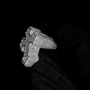 Bague en argent sterling 925 plaqué rhodium avec diamant moissanite taille VVS et croix religieuse chrétienne taille baguette - Product Image 2