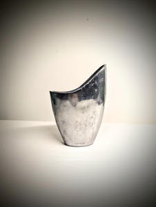 Vase à fleurs en métal, idéal pour les décorations festives, rehaussant les tables avec des accents décoratifs d'arrangements floraux - Product Image 2