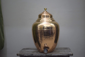 Distributeur d'eau en laiton martelé avec couvercle orné, service à boissons vintage avec robinet pour la maison, l'hôtel, le restaurant et les événements - Product Image 2