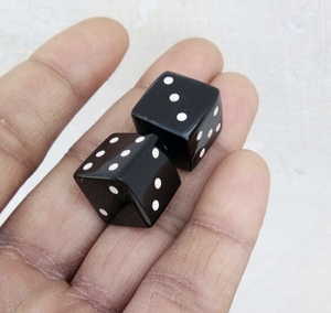 Los dados de cuerno de búfalo más vendidos y populares, de 4 caras, para usar en Ludo, Snakes and Ladders y otros juegos, para juegos de interior y exterior. - Product Image 6