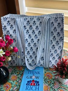 Elegante Bolso Tote Acolchado Hecho a Mano Estilo Bohemio para Mujer con Cierre de Cremallera, Diseño con Estampado a Mano y Decoración de Cadena para Picnics - Product Image 2