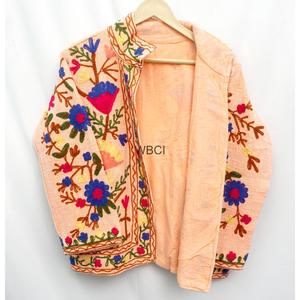 เสื้อแจ็คเก็ตผ้าควิลท์ปักลายซูซานีสีเหลือง งานแฮนด์เมด ลายดอกไม้พื้นเมือง ปักหลากสี ผ้าฝ้ายรีไซเคิลแบบสองด้าน - Product Image 3