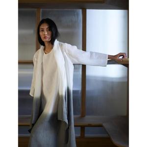 Conjunto de Vestido Maxi de Lino Ombre para Mujer con Chaqueta Transparente de Frente Abierto, Vestido sin Mangas con Degradado de Blanco a Gris, Estilo Contemporáneo para Resort - Product Image 4