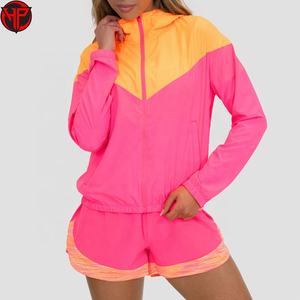 Ensemble de survêtement personnalisé pour femme, coupe-vent à capuche deux pièces, avec short et veste, fermeture éclair réfléchissante et matière polyester - Product Image 2