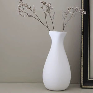 Jarrón de Cerámica Blanco Mate Moderno con Elegante Silueta Curva, Diseño Minimalista, Perfecto para Decoración Contemporánea del Hogar - Product Image 1