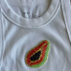 Proveedor Mayorista de Camiseta sin Mangas de Algodón Blanco con Bordado de Cuentas y Parches de Papaya, Concha de Pescado y Palmera, Top Corto de Verano - Product Image 1