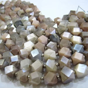 Piedras de piedra lunar natural multicolor en forma de cubo, tipo briolette, con revestimiento plateado, de 7 a 8 mm, se venden por hebra de 8 pulgadas de largo. - Product Image 4
