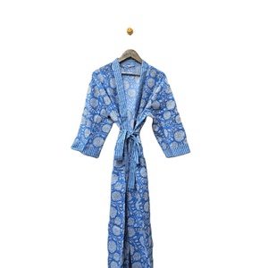 Kimono Ecológico 100% Algodón Orgánico con Estampado Artesanal en Azul Índigo y Blanco, Largo hasta la Rodilla, para Mujer, Ideal para el Verano - Product Image 2