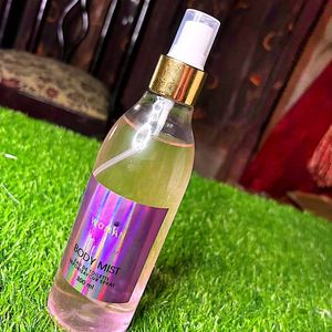 สเปรย์น้ำหอมสำหรับผู้หญิง ขนาด 300 มล. ขวด PET หัวปั๊มสีทอง กลิ่นหอมติดทนนาน ระงับกลิ่นกาย ให้ความสดชื่นแก่ผิว - Product Image 3