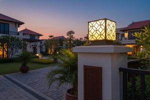 Lampe de poteau LED décorative à motif clé grecque Vietnam CM Decor pour extérieur, villa, jardin, noire, E27, 12 pouces, IP65, en métal, AC 220V - Product Image 2