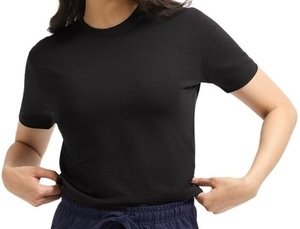 Vente en gros de hauts de mode pour femmes, essentiels au quotidien, coupe ajustée, parfait pour un style décontracté, basique mais de haute qualité. - Product Image 4