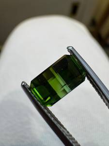 Turmalina Verde Oscuro Cromada 100% Natural de Alta Calidad, Corte Esmeralda, 3.60CT, Gema Suelta Facetada con Juego de Color para Joyería - Product Image 1