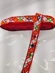 Dentelle Gamthi attrayante avec des coutures solides et une brillance durable, idéale pour les collections de mariage et de Navratri. - Product Image 3