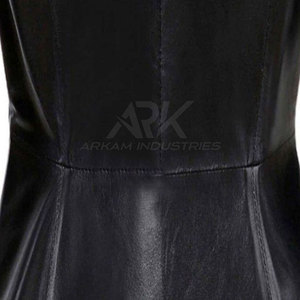 Elegante abrigo de cuero para mujer con textura suave y ajuste cómodo para colecciones de moda casual al aire libre. - Product Image 6