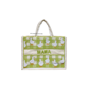 Sacs fourre-tout artisanaux perlés, avec motifs à carreaux et canards, personnalisables avec un nom, parfaits comme sacs de plage d'été. - Product Image 1