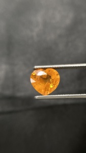Pierre précieuse en forme de cœur de grenat mandarin spessartite naturel certifié IGI, avec une belle couleur et une excellente qualité de lustre, 4,15 carats - Product Image 3