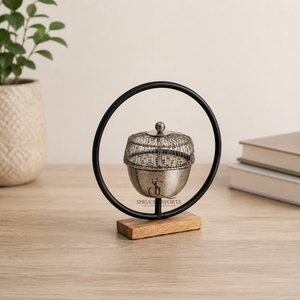 Brûleur d'encens moderne en métal, cadre circulaire élégant avec couvercle en treillis métallique sur base rectangulaire en bois pour une décoration intérieure de luxe - Product Image 1