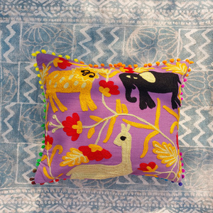 Funda de cojín Suzani hecha a mano en India, todos los tamaños, bordado colorido con motivos de animales fantasiosos y fundas con pompones coloridos. - Product Image 1