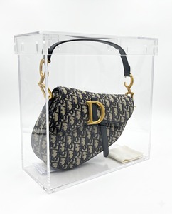 Elegante Exhibidor de Acrílico Transparente para Bolsos, Moderno y de Pie, para Proteger y Exhibir Diseños - Product Image 4