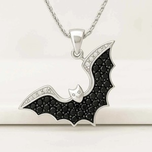 Pendentif chauve-souris néo-gothique en or blanc 14 carats, noir, avec ailes pavées de diamants et bords en diamants blancs - Product Image 1