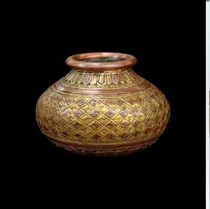 Kalash bicolore en laiton et cuivre avec un bord évasé. Pot rituel parfaitement équilibré disponible à prix de gros. - Product Image 2