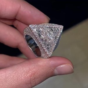 트라이앵글 클러스터 링 925 스털링 실버 VVS 모이사나이트 다이아몬드 아이스드 아웃 스테이트먼트 링 힙합 주얼리 (남성용) - Product Image 1