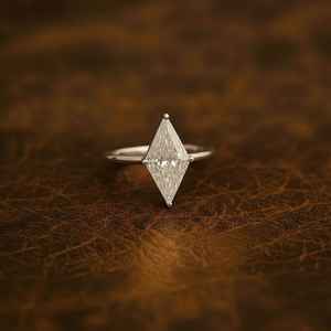 Anillo de compromiso de lujo con moissanita de 1.50 quilates corte cometa, oro amarillo de 14K, anillo de promesa solitario, joyería de diamantes de corte elegante para mujer - Product Image 3