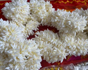 Pulsera de Gajra con Flores Artificiales de Tela India Tradicional Roja, Ligera, Reutilizable, Accesorio Nupcial para Mujer - Product Image 3