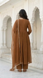 Ensemble de costume marron en Chanderi brodé Dori, coupe trapèze et froncé - Product Image 6