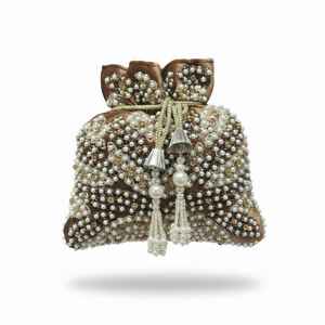 Bolso potli de terciopelo marrón con perlas - Product Image 2