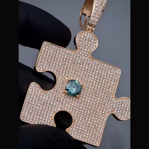Pendentif de luxe en or 18 carats rempli de moissanite, micro-pavé, taille brillant ronde, motif géométrique, pour usage quotidien - Product Image 1