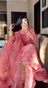 ชุดคุर्ติสีชมพูสุดหรูพร้อมผ้าคลุมไหล่ |   ชุดสตรีดีไซน์เนอร์แบบยืดได้ ความยาวระดับเข่า สำหรับงานเทศกาลและงานปาร์ตี้ สไตล์ชาติพันธุ์ - Product Image 2