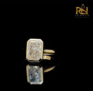 Bague de fiançailles solitaire en or massif 2 carats avec diamant radiant de laboratoire, sertie clos, style moderne minimaliste, luxe raffiné, unisexe, certifiée - Product Image 3