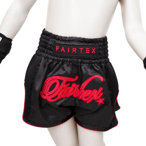Shorts de boxe thaï Fairtex noir et rouge avec logo brodé, panneaux latéraux en mesh respirant, vêtements d'arts martiaux unisexes pour adultes - Product Image 5