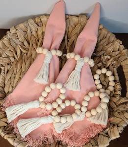 Anneaux de serviette en bois bohème avec pompons, forme circulaire perlée blanche, décoration de table écologique, accessoire de mariage - Product Image 4