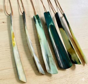 Chausse-pied artisanal en corne de bœuf et de taureau, 31 cm, design plat, avec boucle en cuir marron, au meilleur prix - Product Image 1