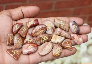 Conjunto de piedras de jaspe runas, cristal pulido con grabado de Elder Futhark, alfabeto rúnico - Product Image 4