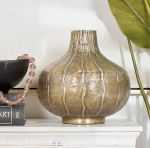 Jarrón de Lujo para Decoración del Hogar con Diseño de Serpiente, Superficie de Latón Inspirada en el Diseño de una Serpiente, Centro de Mesa para Sala de Estar con un Diseño Escultural Ondulado y Acanalado - Product Image 1