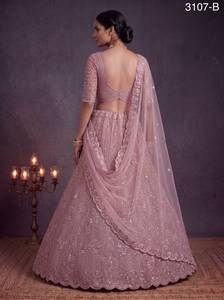 Lehenga Choli de mariage haut de gamme pour femme avec broderie perlée intégrale, broderie de sequins, motifs en fils et travail de motifs, Dupattas de créateur - Product Image 4