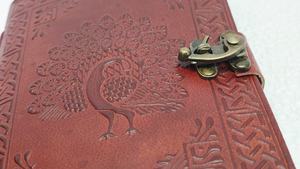 Cuaderno Clásico de Cuero con Patrón Rectangular en Relieve, Hecho a Mano, Estilo Vintage, con Cierre Metálico y Papel Hecho a Mano - Product Image 5