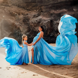 Elegante Vestido de Maternidad Azul Cielo con Cola Larga y Conjunto a Juego para Fotografía en la Playa, Vestido Largo Azul Claro con Cola Fluida - Product Image 1