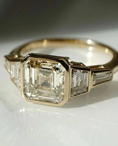 Bague en or massif 14 carats avec diamant taille Asscher de 2,01 carats, cinq pierres, pour femme, cadeau de mariage ou pour amies - Product Image 1