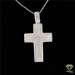 Pendentif croix serti de diamants Moissanite VVS en finition or jaune - Product Image 4