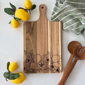 Impresionante tabla de cortar de dos tonos con patrones de vetas naturales vibrantes y un mango elegante, disponible a precio de mayorista. - Product Image 5